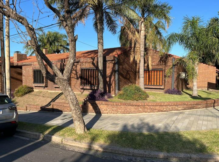 Casa · 275m² · 8 Ambientes · 2 Cocheras