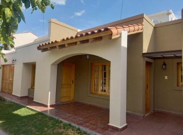 Casa · 198m² · 4 Ambientes · 2 Cocheras · Casa en Venta de 3 Dorm. C/ Cochera en Maipú