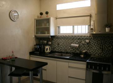 Casa · 190m² · 6 Ambientes · 1 Cochera · Venta Casa 6 Amb Pileta Bernal - Escucha Oferta