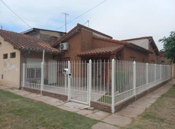 Casa de 5 ambientes, Almirante Brown · Excelente Chalet de 3 Habitaciones, Fondo, Garage a m de Av Espora!