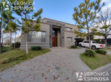 Casa · 380m² · 6 Ambientes · 2 Cocheras · Casa de Seis Ambientes en Venta, San Patricio - Barrio Cerrado.