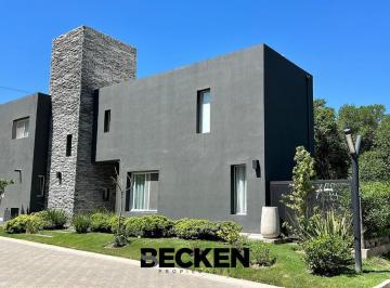 Casa · 200m² · 4 Ambientes · 2 Cocheras · Casa a La Venta en Housing Manantial de Torres Villa Warcalde