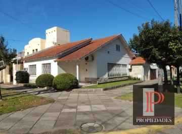 Casa · 150m² · 4 Ambientes · 2 Cocheras · Casa de 3 Dorm. y 2 Baños en Lomas de Zamora Oeste
