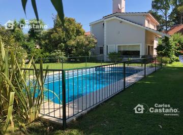 Casa · 180m² · 4 Ambientes · 2 Cocheras · Excelente Propiedad en 2 Terrenos, con Amplio Jardín y Pileta.