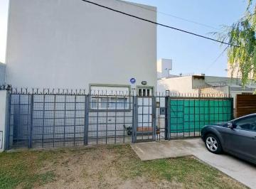 Casa de 5 ambientes, La Plata · 470 E/ 7bis y 8, Casa Moderna de Dos Plantas