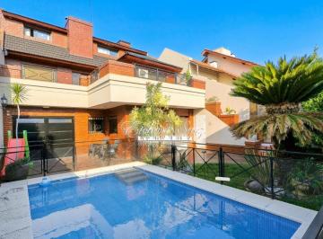 Casa · 300m² · 5 Ambientes · 1 Cochera · Excelente Casa con Terraza, Pileta, Quincho y Dependencia