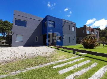 Casa · 240m² · 5 Ambientes · 1 Cochera · Codigo 623 - Pinamar - Casa en Alquiler