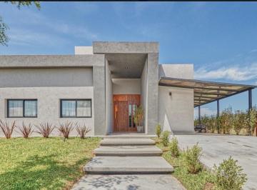 Casa · 255m² · 6 Ambientes · 4 Cocheras · Divina Casa en El Canton Al Agua