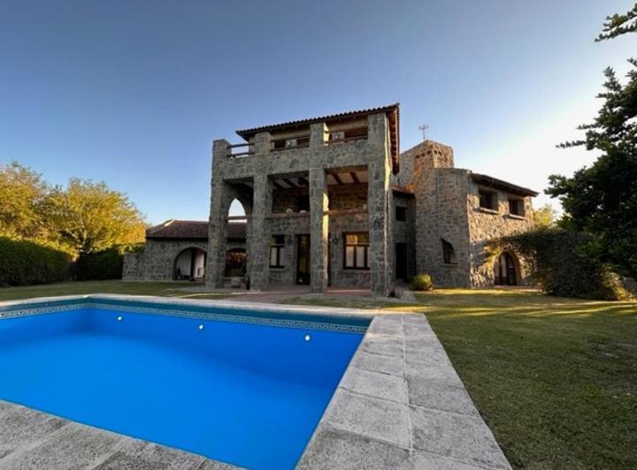 Casa · 300m² · 4 Ambientes · 4 Cocheras