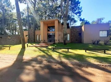 Casa · 250m² · 4 Ambientes · 1 Cochera · Codigo 646 - Carilo - Casa en Venta