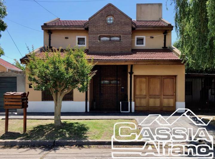 Casa · 200m² · 5 Ambientes · 1 Cochera