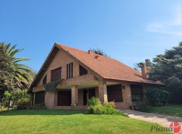 Casa · 291m² · 4 Dormitorios · 1 Cochera · Oportunidad - Casa en Venta - Zona Lasalle - a m del Mar