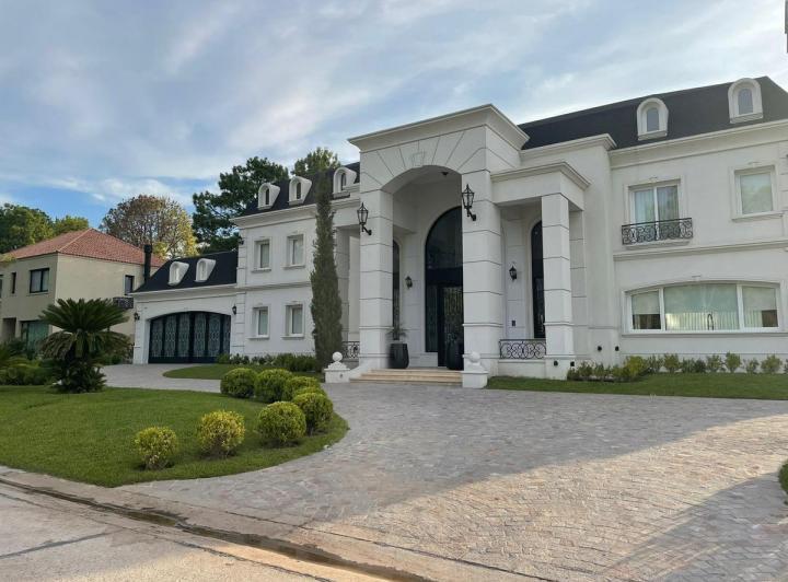 Casa · 950m² · 4 Dormitorios · 3 Cocheras