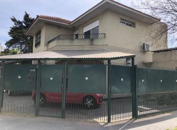 Casa · 200m² · 5 Ambientes · 2 Cocheras · Chalet en Ubicación Céntrica Reciclado Totalmente a Nuevo!