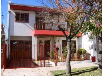 Casa · 162m² · 5 Ambientes · 2 Cocheras · Excelente Chalet de 5 Ambientes. Apto Credito!