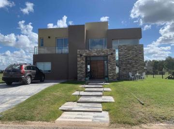 Casa · 230m² · 4 Ambientes · 3 Cocheras · Casa - Barrio Lagos de San Eliseo