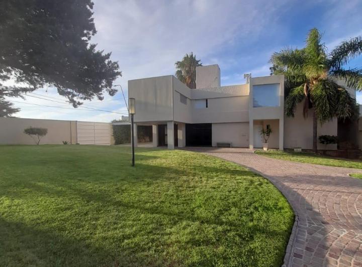 Casa · 750m² · 12 Ambientes · 4 Cocheras
