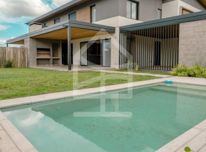 Casa · 137m² · 3 Ambientes · 2 Cocheras