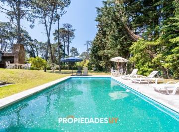 Foto1 · Espectacular Casa de Seis Dorm. y Servicio en Venta en Lugano