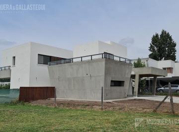 Casa · 236m² · 5 Ambientes · Casa en Venta - El Canton - Norte.