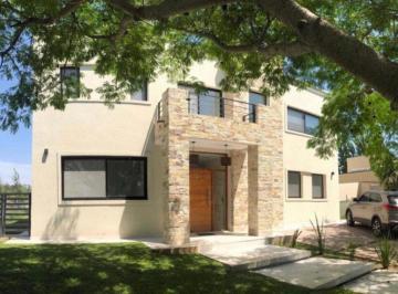 Casa · 230m² · 5 Ambientes · Divina Casa Cantón Norte