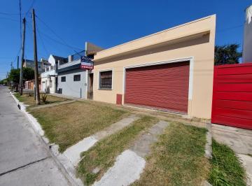 Casa de 4 ambientes, La Matanza · Casa C/fondo Libre, Pileta y 3 Dorm. Sobre Lote 8.66x43 m, Villa Madero