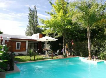 Casa · 140m² · 5 Ambientes · 2 Cocheras · Casa con Pileta y Quincho en El Cazador
