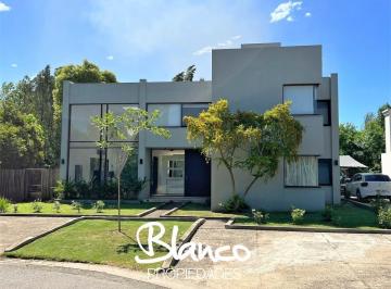 Casa · 430m² · 4 Ambientes · 1 Cochera · Casa en Venta en Boulevares, Pilar, G. B. a. Zona Norte