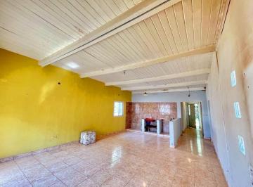 Casa · 77m² · 4 Ambientes · 1 Cochera · Casa de 4 Ambientes con Jardin y Patio en Venta - Roldán