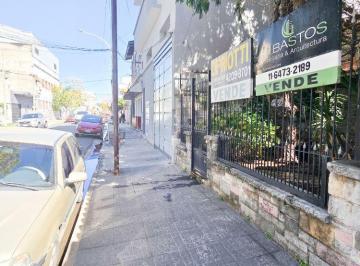 CASA DE 6 AMBIENTES CON COCHERA, JARDÍN, PATIO Y DOS TERRAZAS – AMPLIA Y FUNCION · Casa de 6 Amb con Cochera Jardin Al Frente Nuevo Precio! Apta Credito.