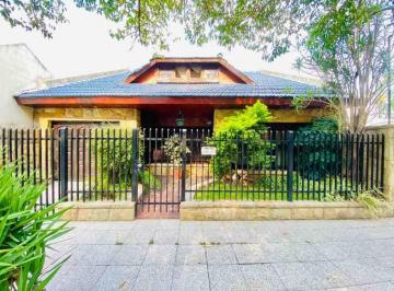 Casa de 5 ambientes, Ituzaingó · Chalet Ubicado en Zona Residencial de Ituzaingo Norte Sobre Lote Propio.