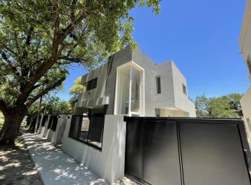 Casa · 171m² · 5 Ambientes · 2 Cocheras · Venta Casa de 3 Dorm. en Funes.