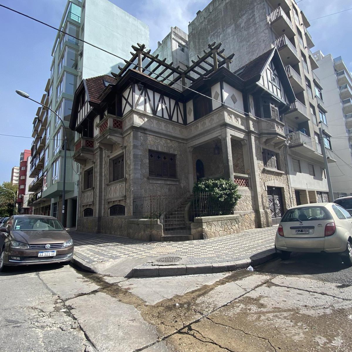 Chalet de estilo en esquina, 375m², barrio La Perla, Patrimonio Histórico