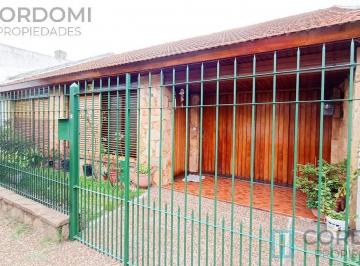 Casa · 94m² · 3 Ambientes · 2 Cocheras · Venta Casa en Lanús Este