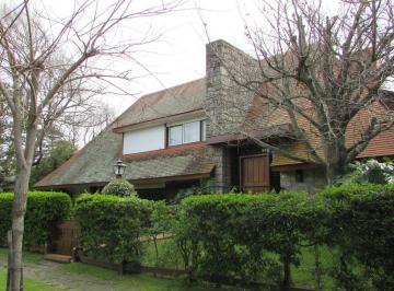 Casa · 363m² · 5 Ambientes · 2 Cocheras · Importante Residencia en Esquina del Barrio Los Troncos.