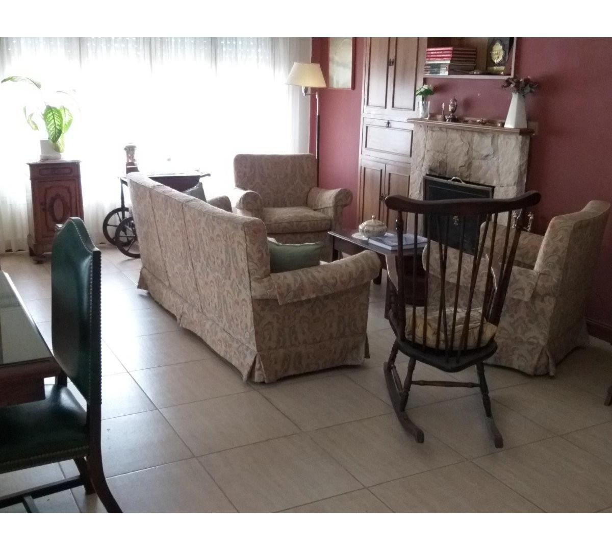 Chalet de 5 ambientes emplazado sobre lote de 245 mts2 - garage para 1 auto - parrilla