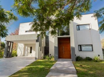 Casa · 320m² · 2 Cocheras · Hermosa Casa de Diseño - Country La Bahía, Pueblo Esther