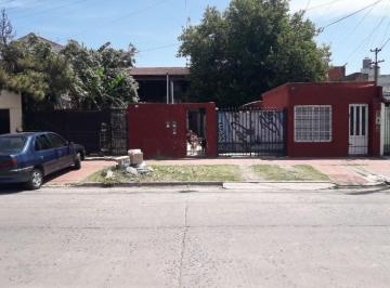 Casa de 5 ambientes, Lanús · Venta en Block de 3 Deptos + Galpón y Casa. Lote 15 X 21 m. Aprox. Nuevo Precio