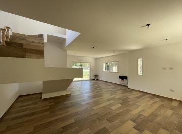 Casa · 164m² · 5 Ambientes · 2 Cocheras · Venta Casa Tres Dorm. en Funes