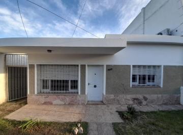 Casa de 3 ambientes, Córdoba · Vendo Casa en Villa Cabrera. Gran Patio. 2 Dorm.