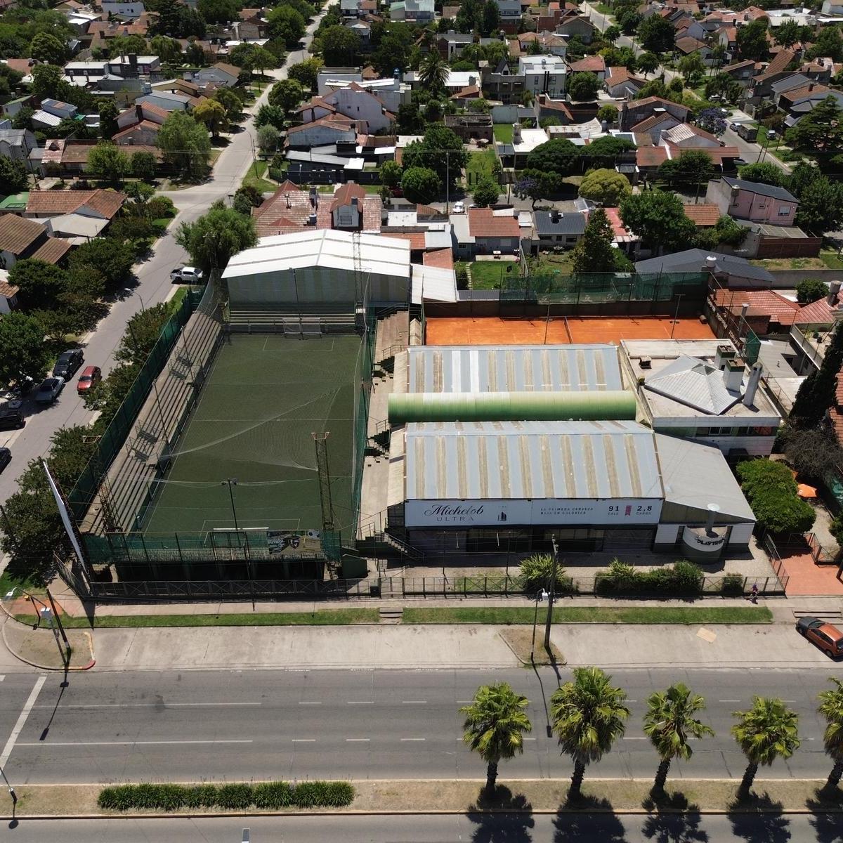 Complejo deportivo con 1.120 m² cubiertos en Av. Constitución