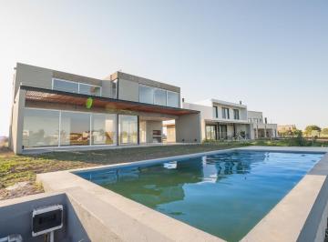 Casa · 200m² · 6 Ambientes · 2 Cocheras · Casa de 210 m² en Venta en San Sebastian Cc - Lote Al Lago
