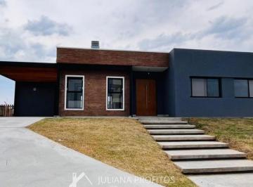 Casa · 190m² · 4 Ambientes · 2 Cocheras · Casa de 4 Ambientes en Barrio Cerrado Villalobos Hudson
