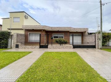 Casa · 140m² · 4 Ambientes · 2 Cocheras · Casa 2 Dorm. de Calidad en Altos de Mendoza