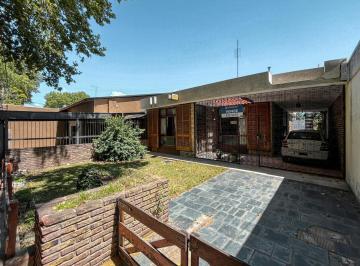 Casa · 216m² · 7 Ambientes · 2 Cocheras · Casa de 3 Dorm. Frente a La Plaza de Baigorria