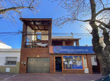 Casa · 205m² · 6 Ambientes · 1 Cochera · Casa de 3 Dorm. con Local Al Frente y Quincho Propio