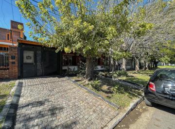 Casa · 105m² · 5 Ambientes · 1 Cochera · Casa de 2 Dorm. con Jardín y Pileta