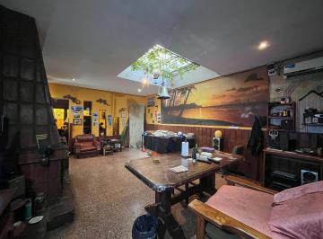 Casa · 158m² · 7 Ambientes · 1 Cochera · Casa 3 Dorm. con Cochera y Patio