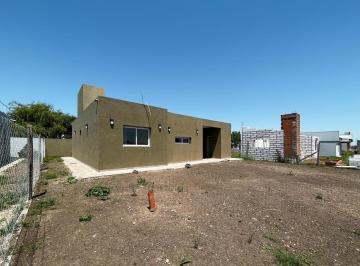 Casa · 67m² · 3 Ambientes · 1 Cochera · Casa a Estrenar de 2 Dorm. y Pileta en Funes Norte