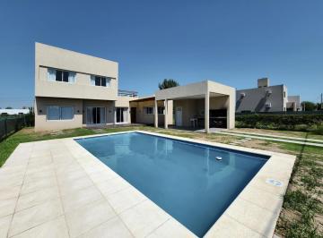 Casa · 141m² · 6 Ambientes · 1 Cochera · Casa 3 Dorm. con Pileta en Barrio El Molino Roldan